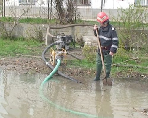 La Topalu, zeci de hectare de păşune şi 8 gospodării au fost inundate